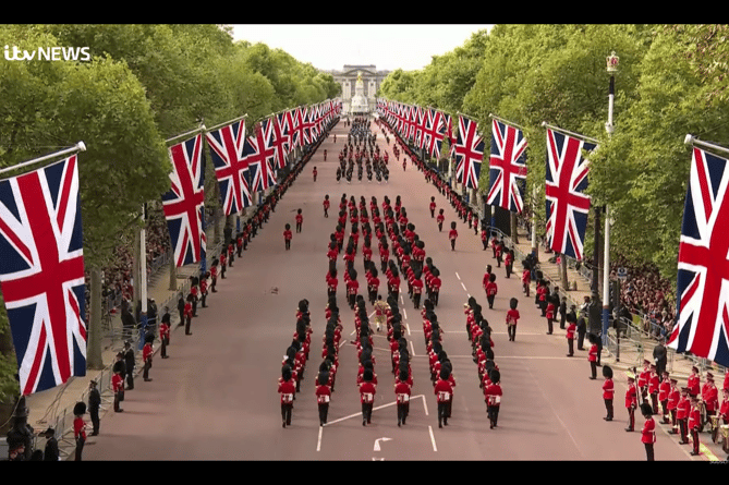 The procession makes its way to Buckingham Palace. 