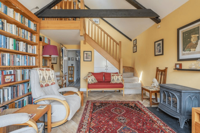 Sitting room with vaulted ceiling