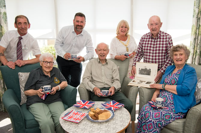 (l-r) Patricia Hill, Bernard Williams, Bill Hassey, Joan Rippingale, 91, 